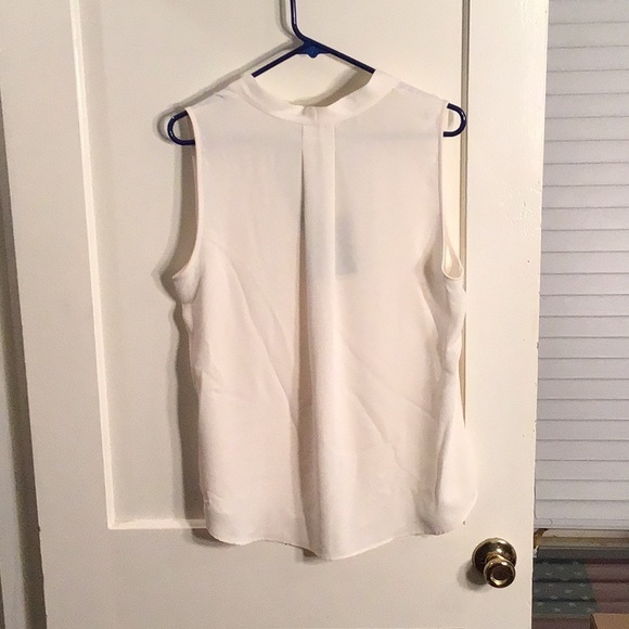 Sleeveless blouse. - Picture 2 of 3